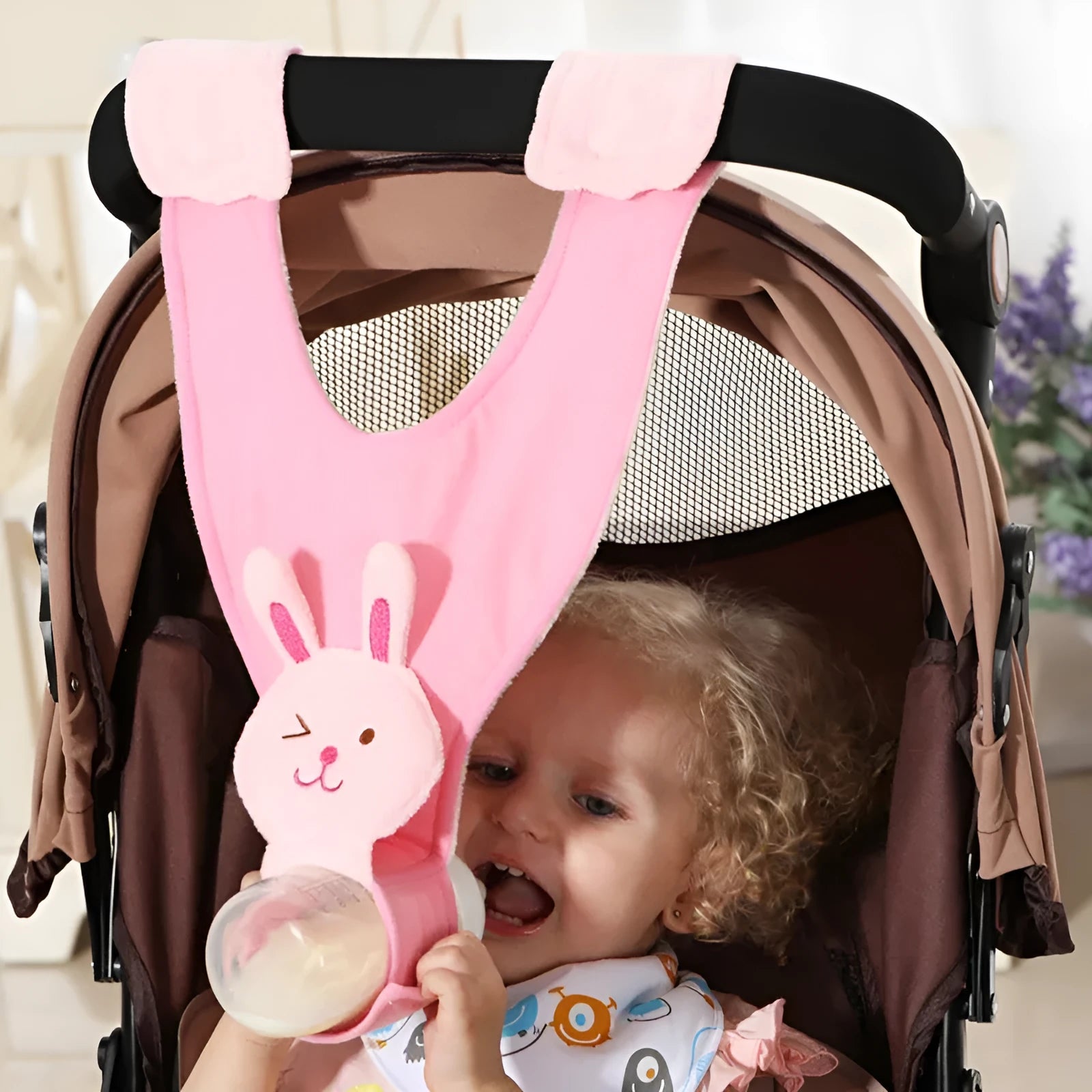Animal pattern feeding cloth with Velcro straps on a stroller, one size, polyester cotton filling.