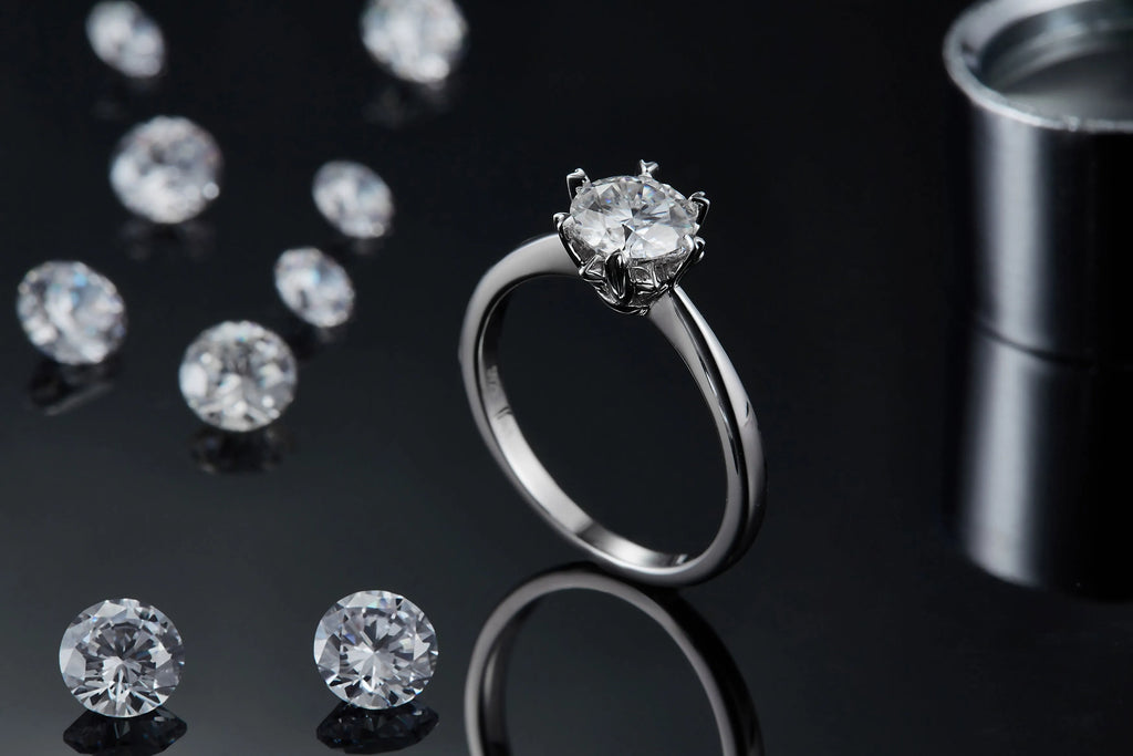 1 carat moissanite wedding ring set in S925 silver with platinum plating, sizes 5 to 9, with gift box