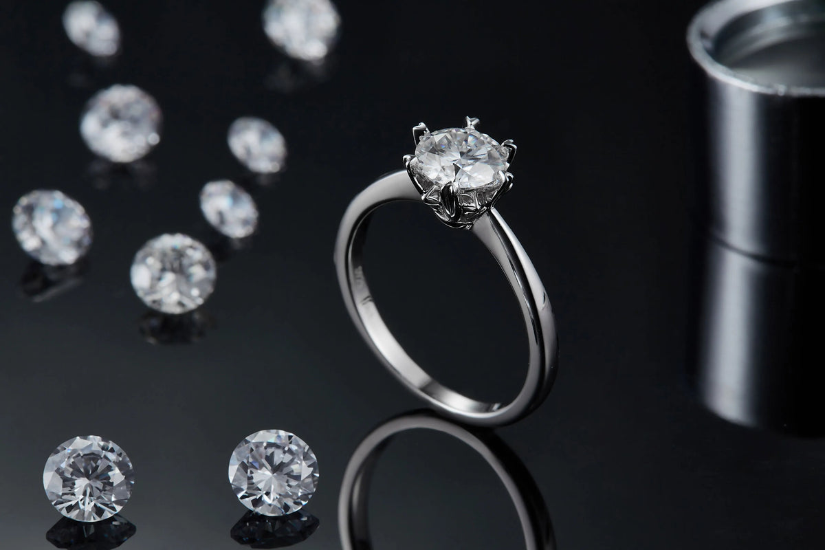 1 carat moissanite wedding ring set in S925 silver with platinum plating, sizes 5 to 9, with gift box