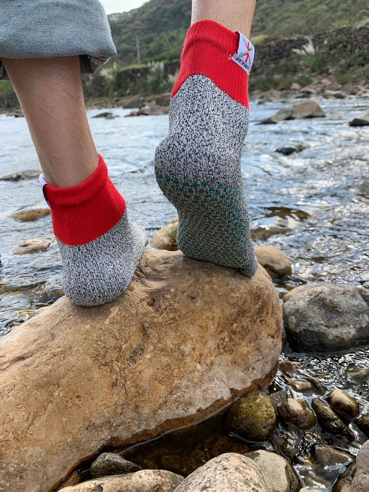 Anti cut protective socks in grey red, HPPE and rubber, unisex size 25.5cm