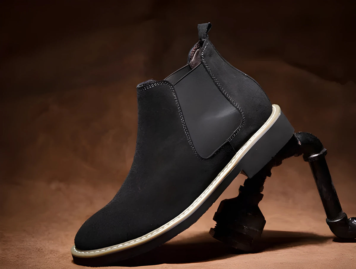 Men's black 6cm hidden elevator shoe with cowhide upper, pointed toe, rubber sole, and sewn thread detailing
