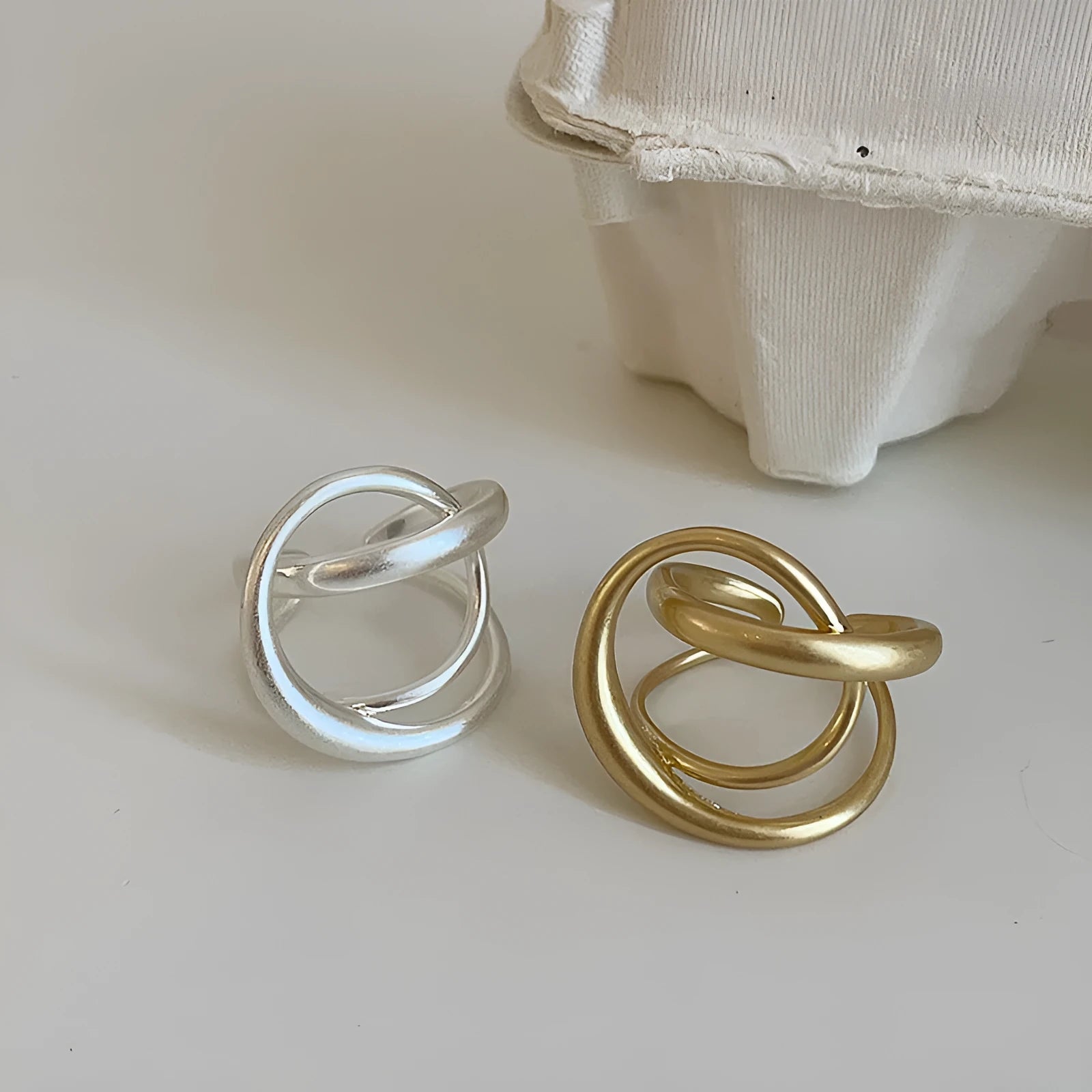 Geometric open ring with three-dimensional interlaced matte metal design