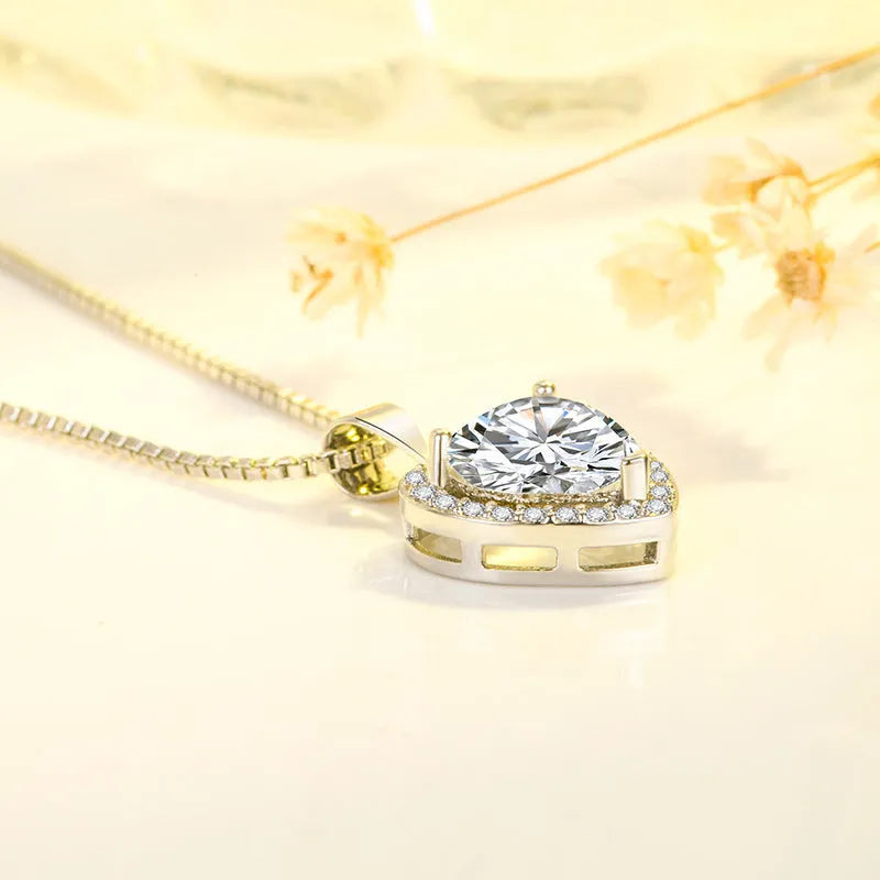 Silver heart pendant necklace with white diamond imitation moissanite on a copper chain, 45cm length, trendy style, 2023 new design