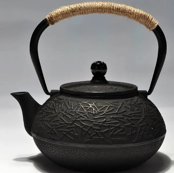 Cast iron teapot with Japanese patterns and 0.9 litre capacity