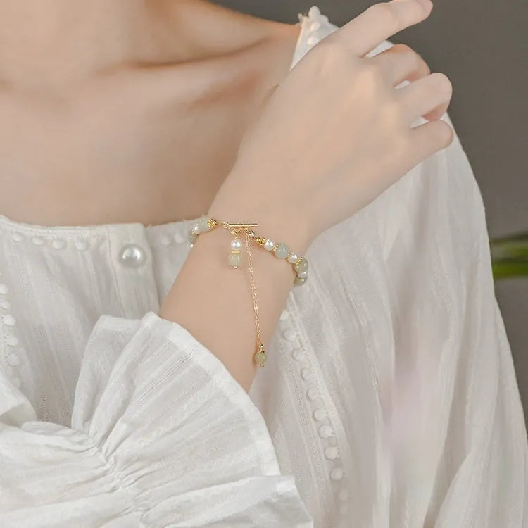 Women's bracelet with natural Hetian jade pearl pendant and gold-coloured alloy components