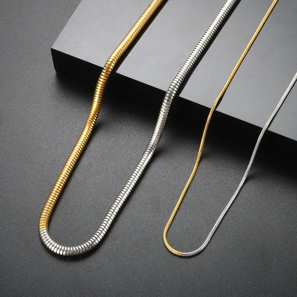 Gold-coloured stainless steel snake bones chain necklace with 3mm wide geometric links.