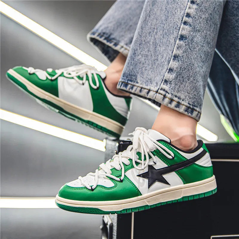 Men's low-top colorblock sneakers in white blue with rubber sole and lace-up design