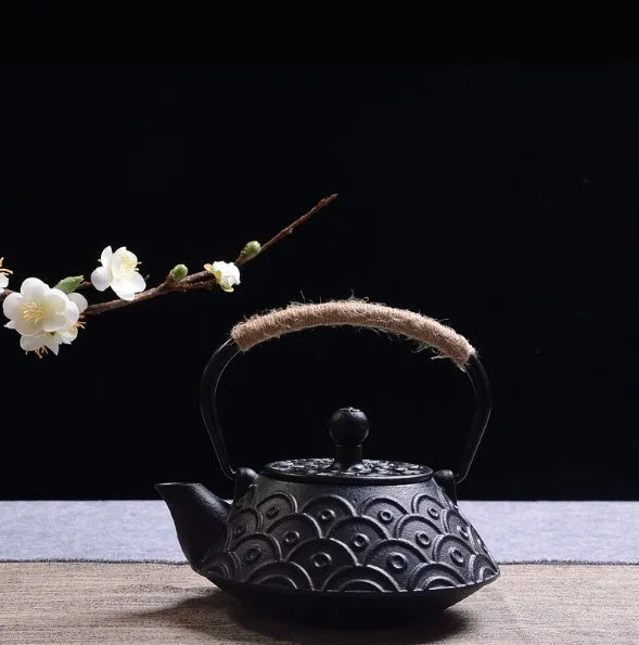 Cast iron teapot with Japanese patterns and 0.9 litre capacity