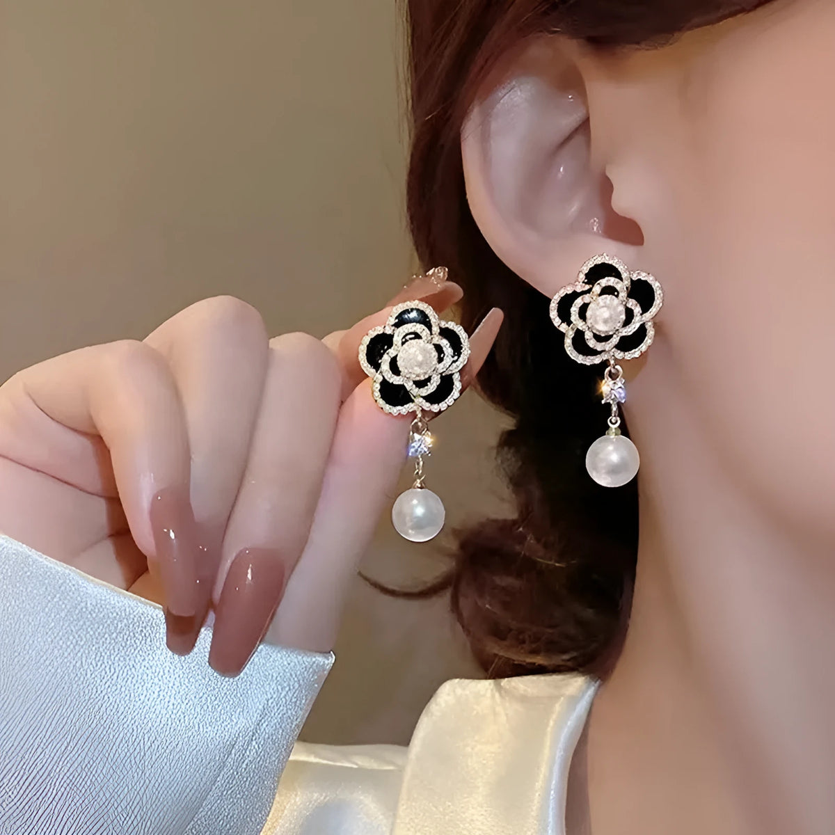Women's vintage pearl earrings in electroplated alloy, fashion simple style, one pair in Black, Gold, Silver or White.