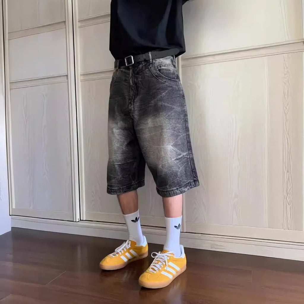 Men's loose washed denim shorts in straight-leg design with mid-waist and cropped length
