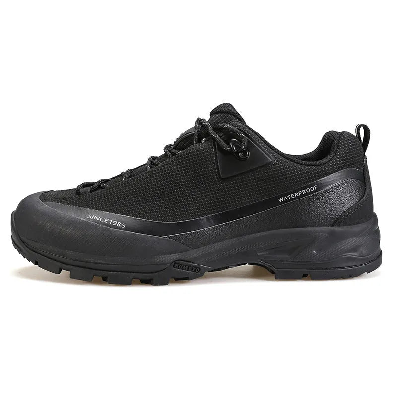 Men's low-top mountain climbing hiking boots in leather mesh with non-slip rubber sole