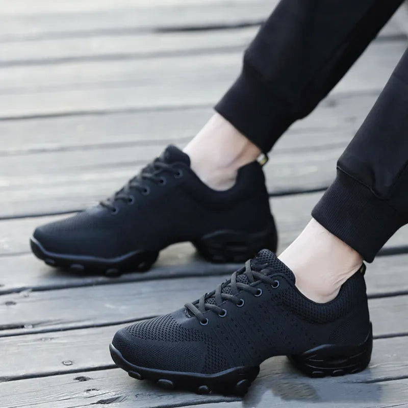 Men's lightweight mesh sports shoes with fly woven wire mesh upper and polyurethane sole, in white or black, sizes 39-44