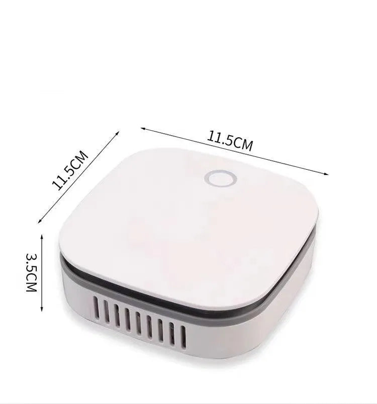 White USB-powered car air purifier with negative ion sterilisation for small spaces