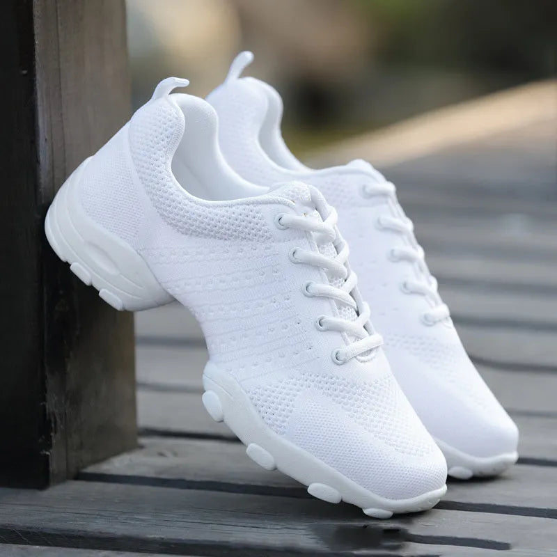 Men's lightweight mesh sports shoes with fly woven wire mesh upper and polyurethane sole, in white or black, sizes 39-44