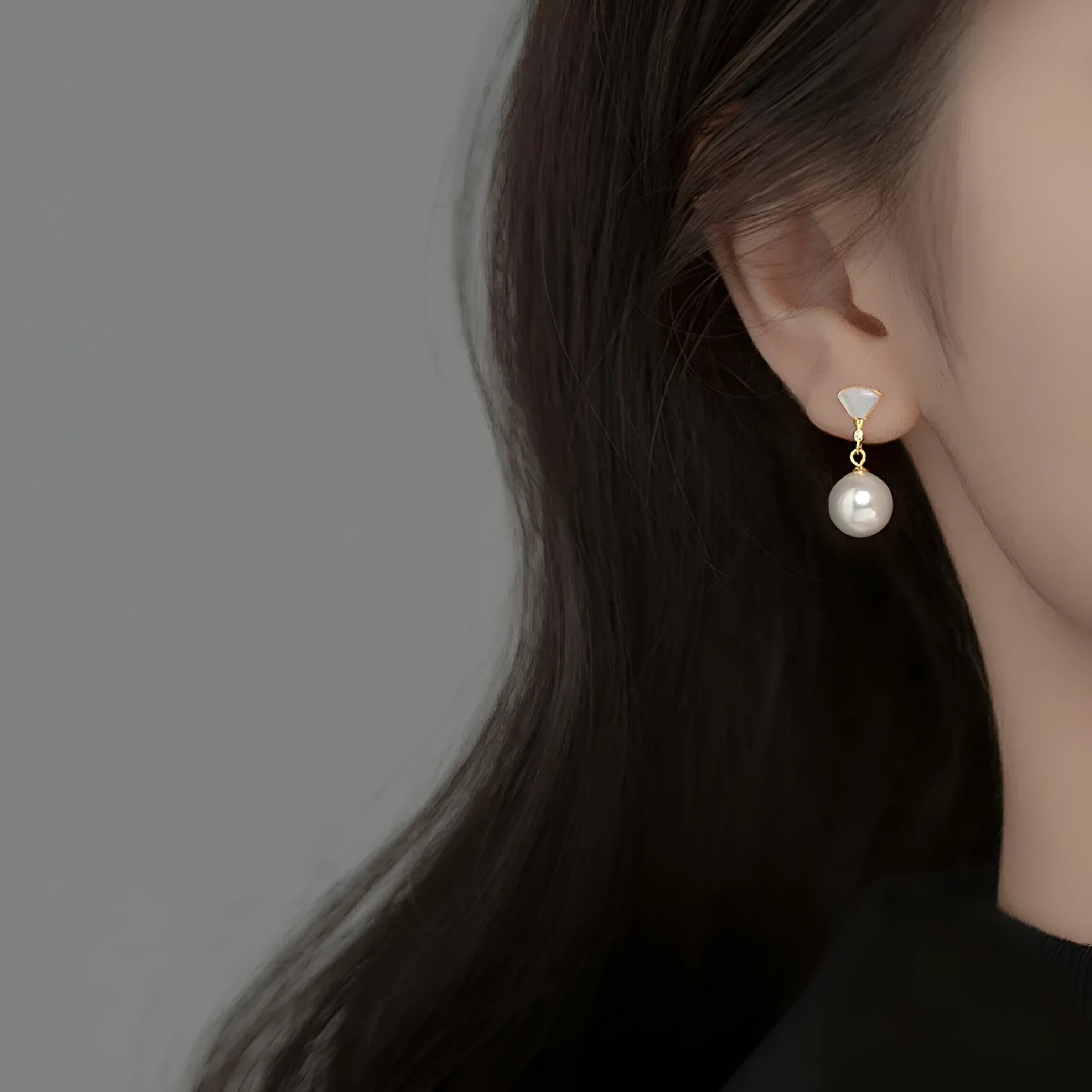 Gold fan-shaped 925 silver earrings for women, geometric design