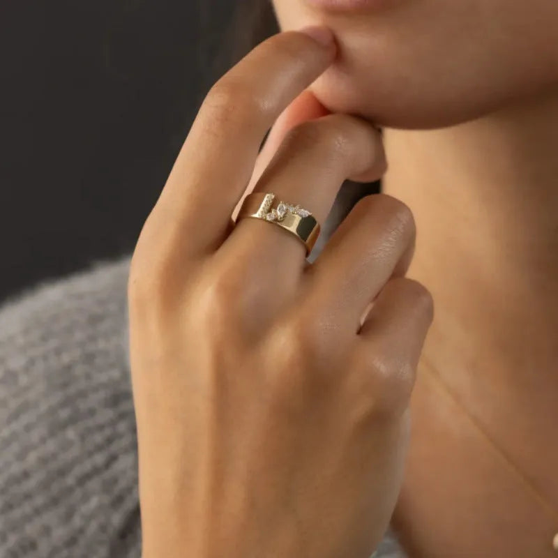 Women's gold-coloured fashion ring with zircon stone, shown in UK sizes 6 to 10