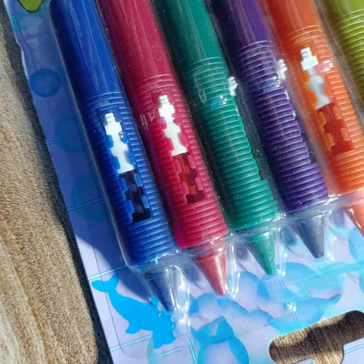 Set of 6 washable bath crayons in 6 colours with push-type PP shells for children's bath play