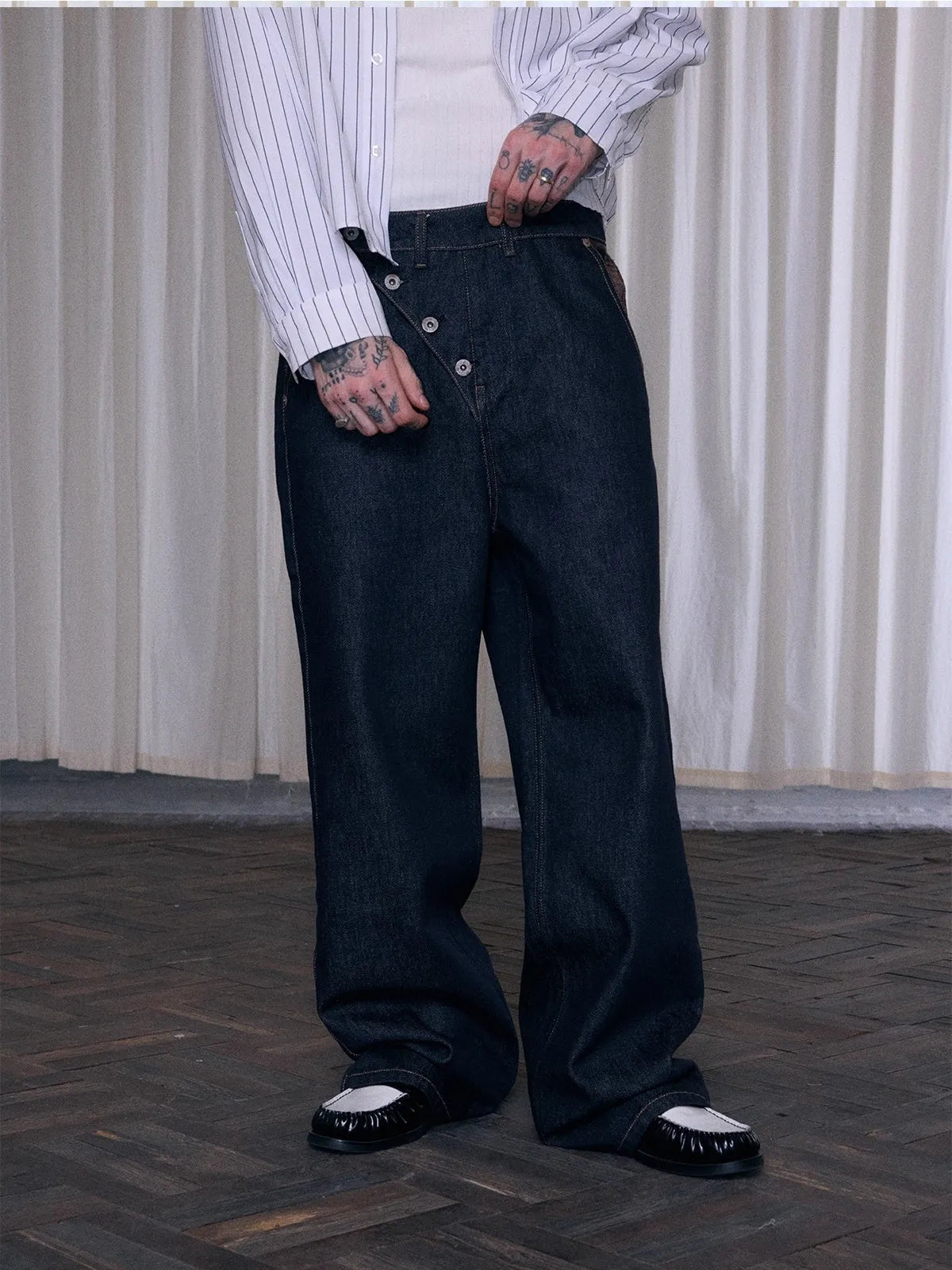 Men's American loose straight leg jeans in Original Cow colour, mid-rise waist, front zipper closure, regular thickness fabric