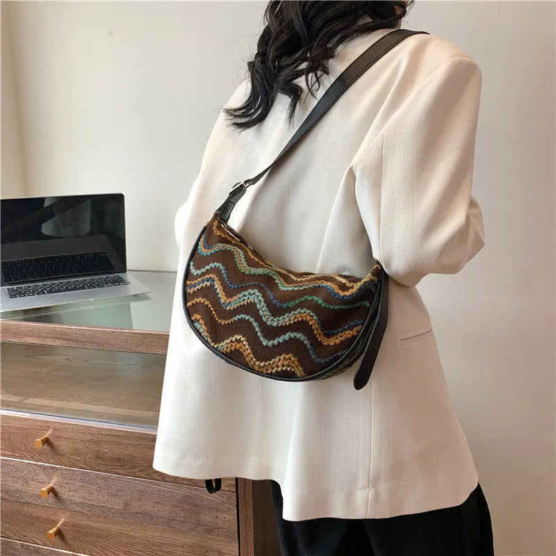 Women's woven straw crossbody bag with internal organisation compartments