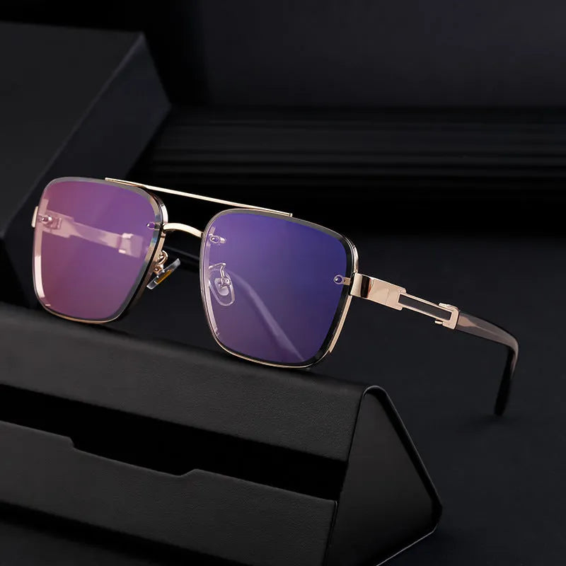 Men's vintage-style sunglasses with UV protection lenses in gold and gray colour variant.