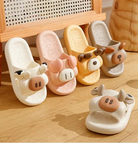 Cartoon pig EVA slippers in yellow, anti-slip unisex flip-flops for bathroom and garden, sizes 36-43