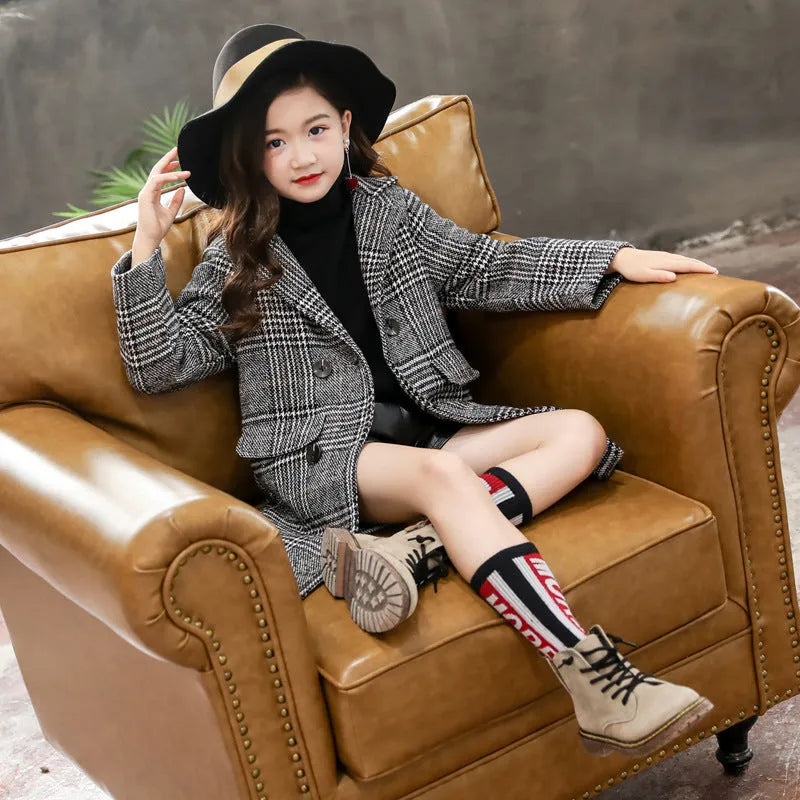 Grey houndstooth plaid winter coat for girls with suit collar and long sleeves.