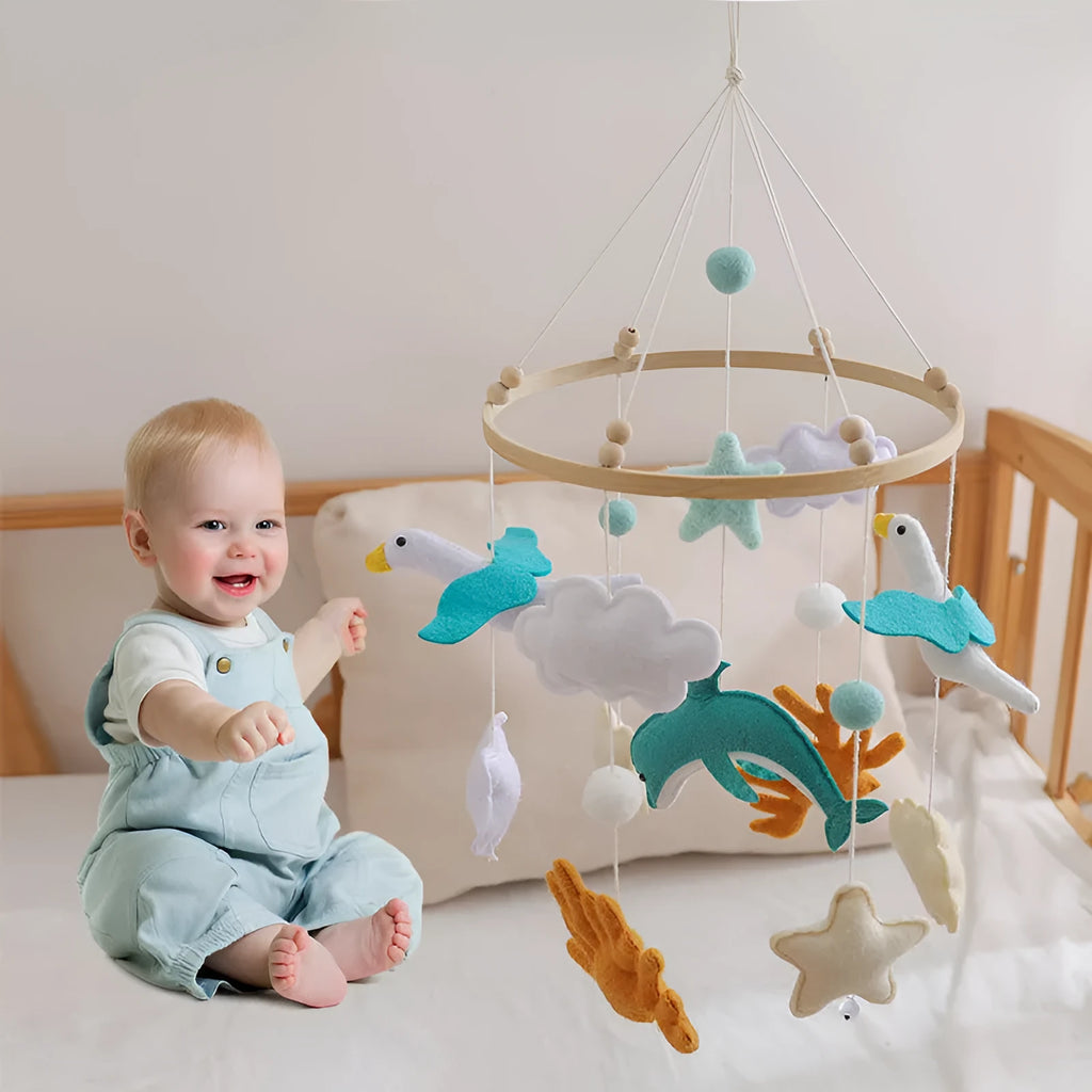 White fabric comfort grip bedside rattle for children 4-6 years old, sensory toy for grasping and hand-eye coordination