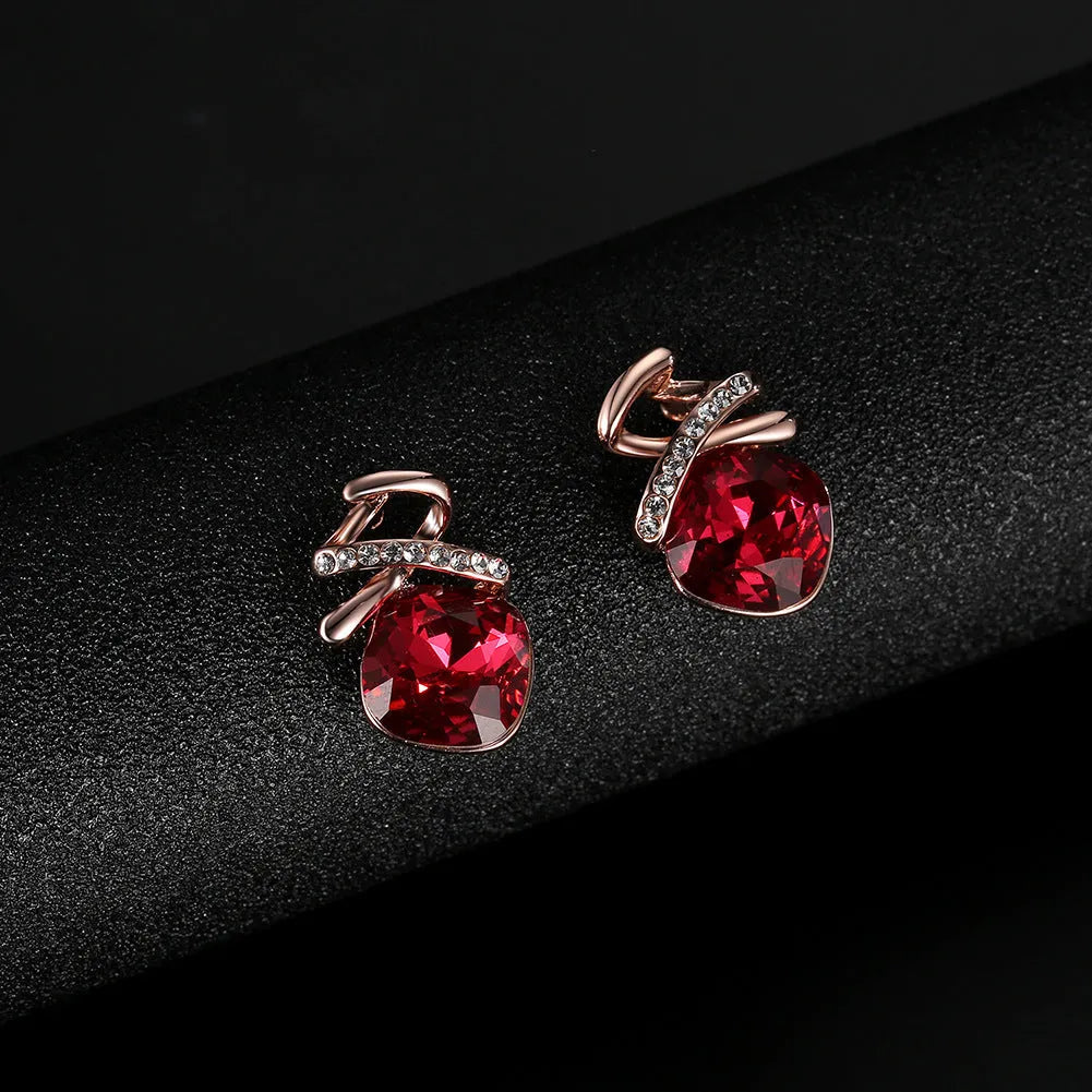 Women's bridal jewellery set with adjustable alloy necklace and matching earrings.