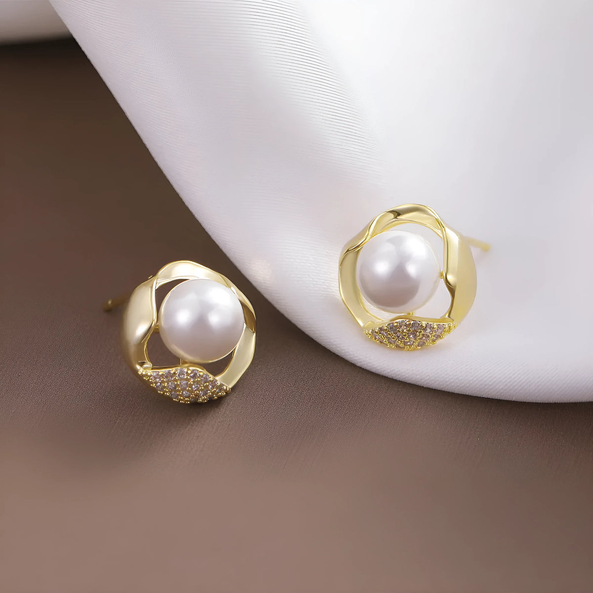 Beizhu gold plated round cubic zirconia stud earrings in white colour, approximately 1.2 cm diameter