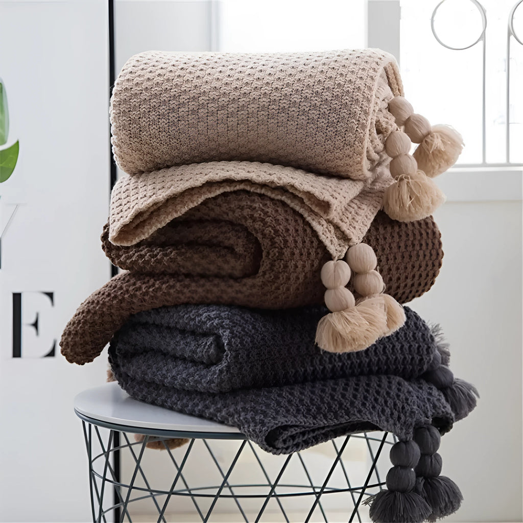 Nordic fringed knit ball blanket measuring 130×170cm in acrylic fabric
