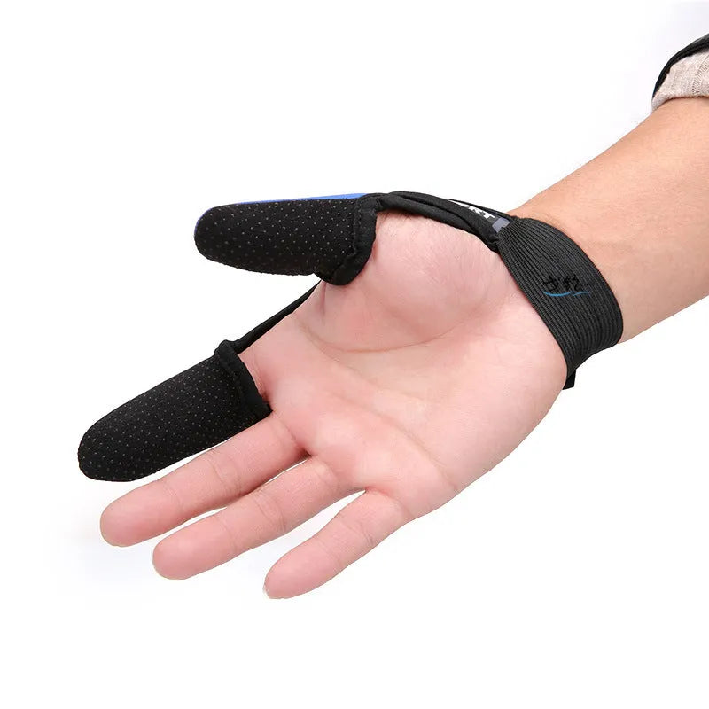 A single two-finger fishing glove in camouflage colour, showing the diving cloth back and microfiber palm material.