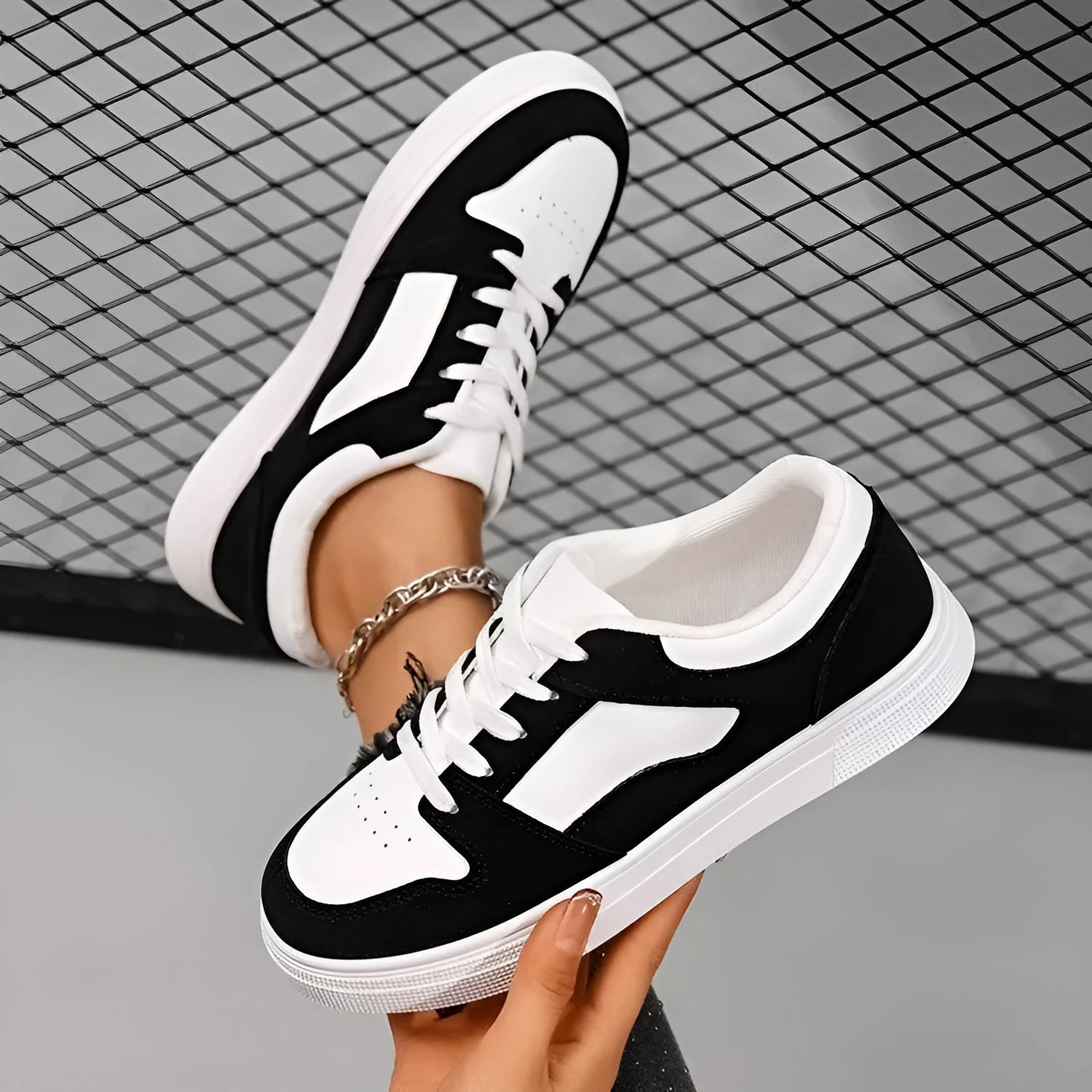 Black women's casual sports shoes with round toe and artificial PU upper on rubber soles