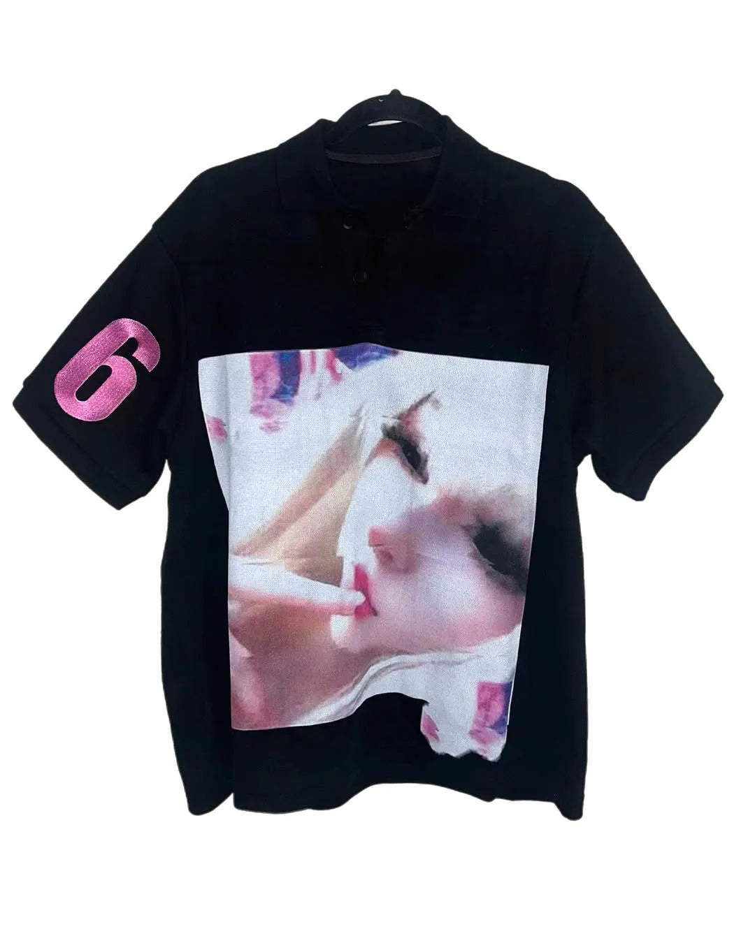 Short-sleeved printed polo shirt in a straight medium-length cut on a model