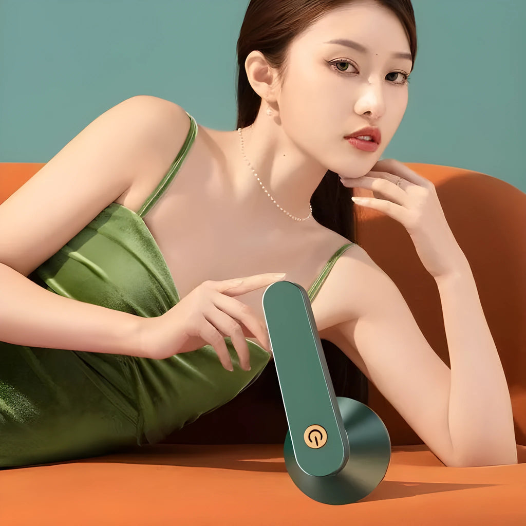 Pilling ball remover device in green or white, USB or battery powered, for sweaters and knitwear