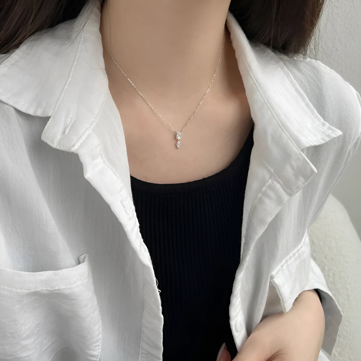 925 silver water drop necklace with round zircon and O-ring chain on display