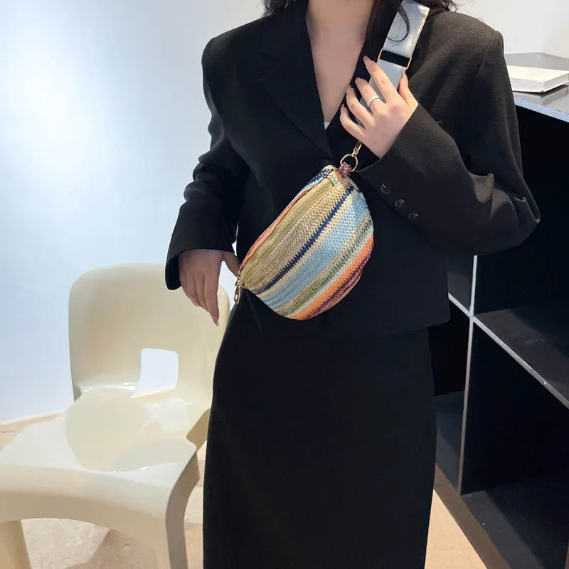 Blue or pink straw beach bag with shell shape and sandwich pockets