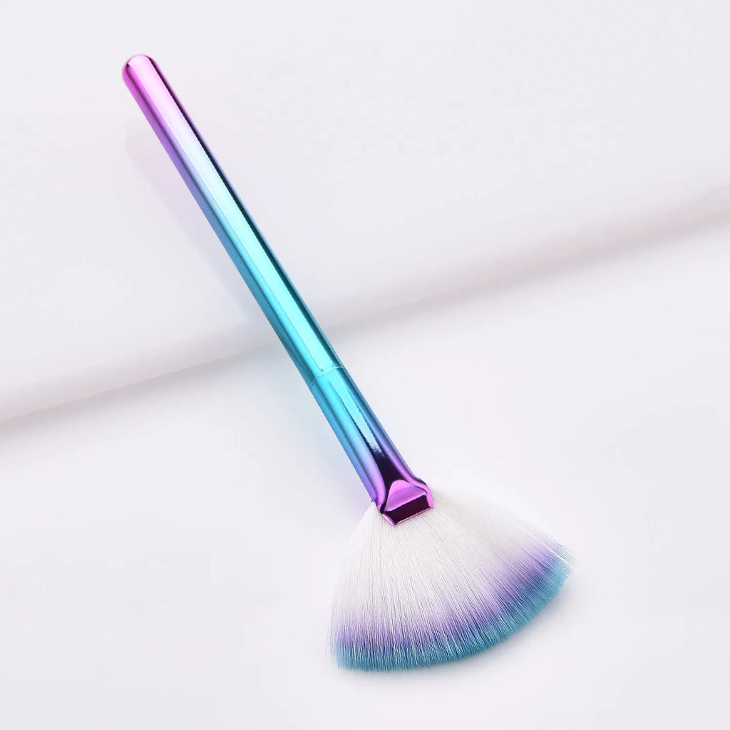 Fan makeup brush with nylon bristles and plastic handle, available in blue and pink colours