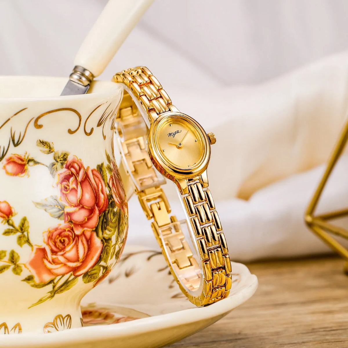 Oval mini women's vintage quartz watch with gold case, alloy strap, 30M water resistance, and 18mm x 22mm dial.