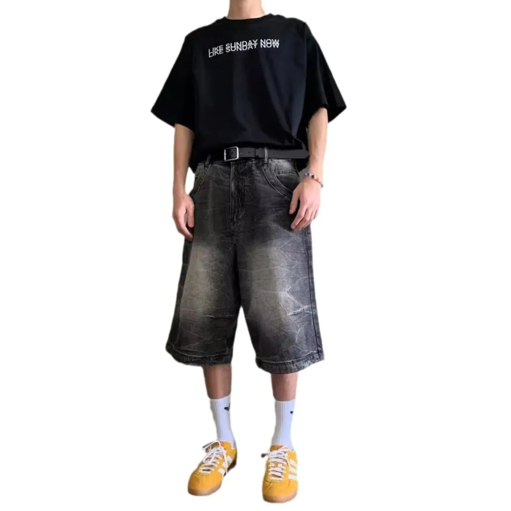 Men's loose washed denim shorts in straight-leg design with mid-waist and cropped length