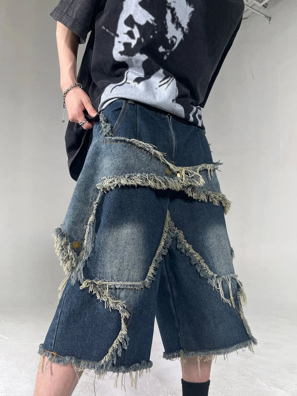Men's blue retro denim shorts with frayed hem and five-pointed star decoration, loose fit style