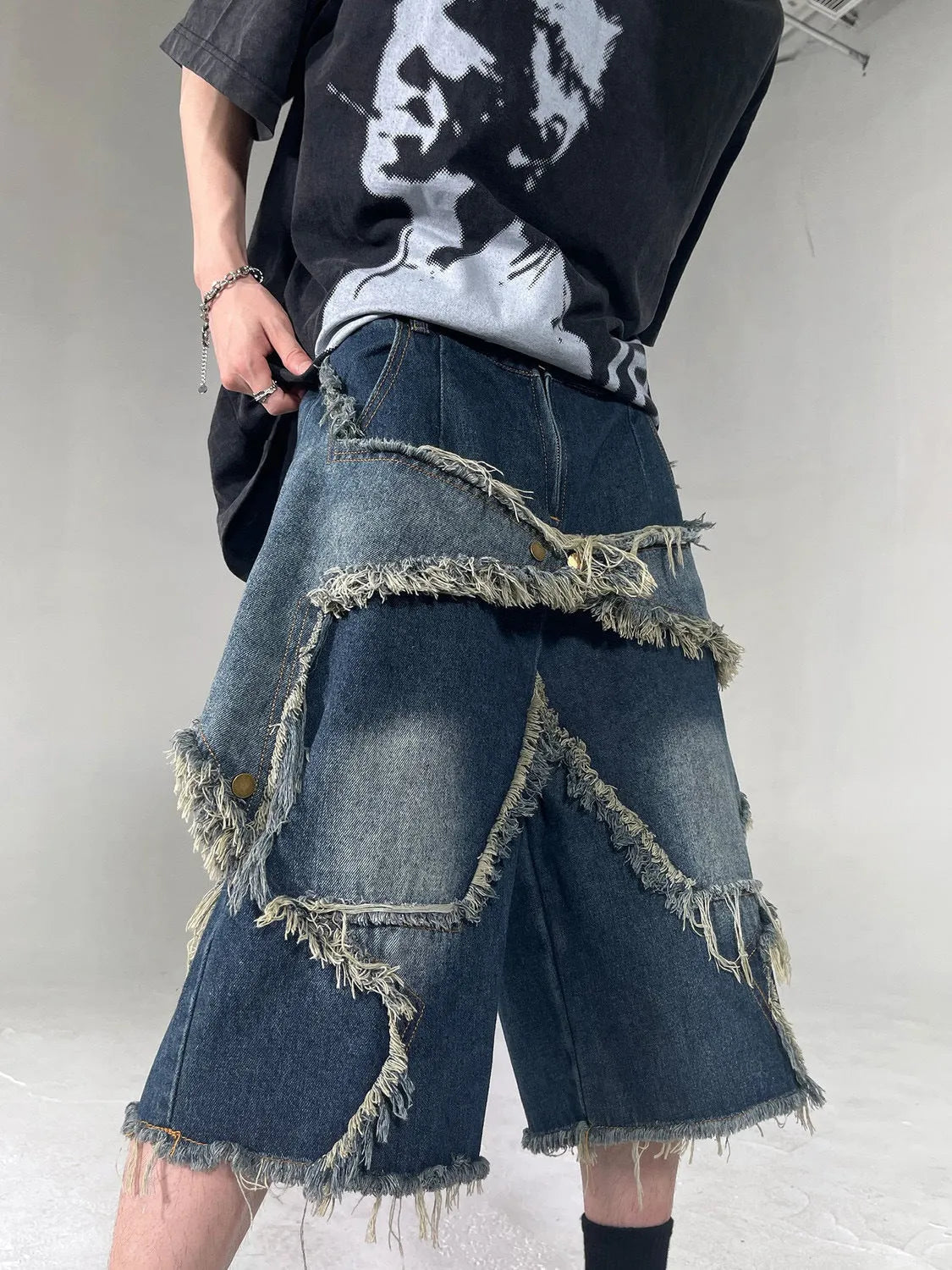 Men's blue retro denim shorts with frayed hem and five-pointed star decoration, loose fit style