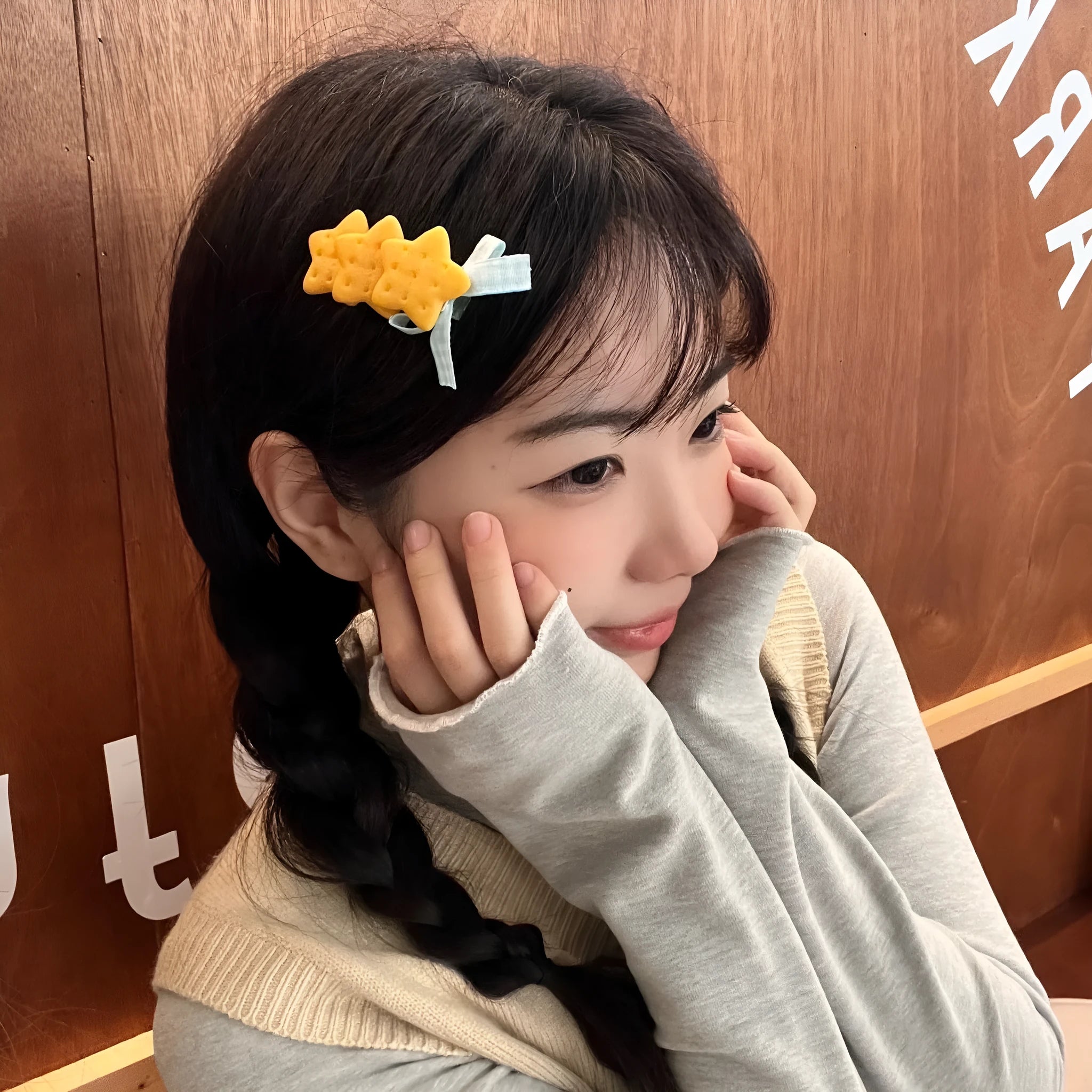 Plastic bow biscuit hairpin for women with cute bow and five-pointed star design