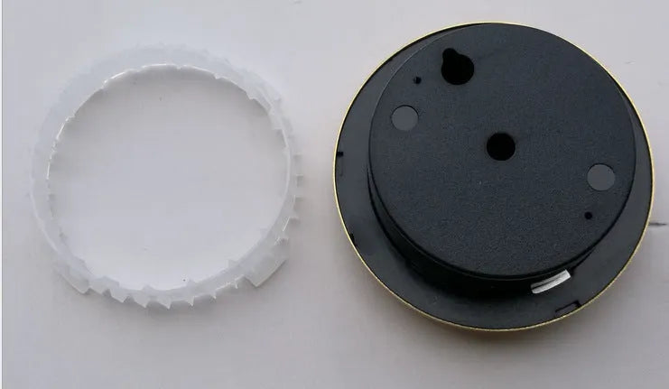 Aluminium analog thermometer and hygrometer with a circular dial for indoor and outdoor use.