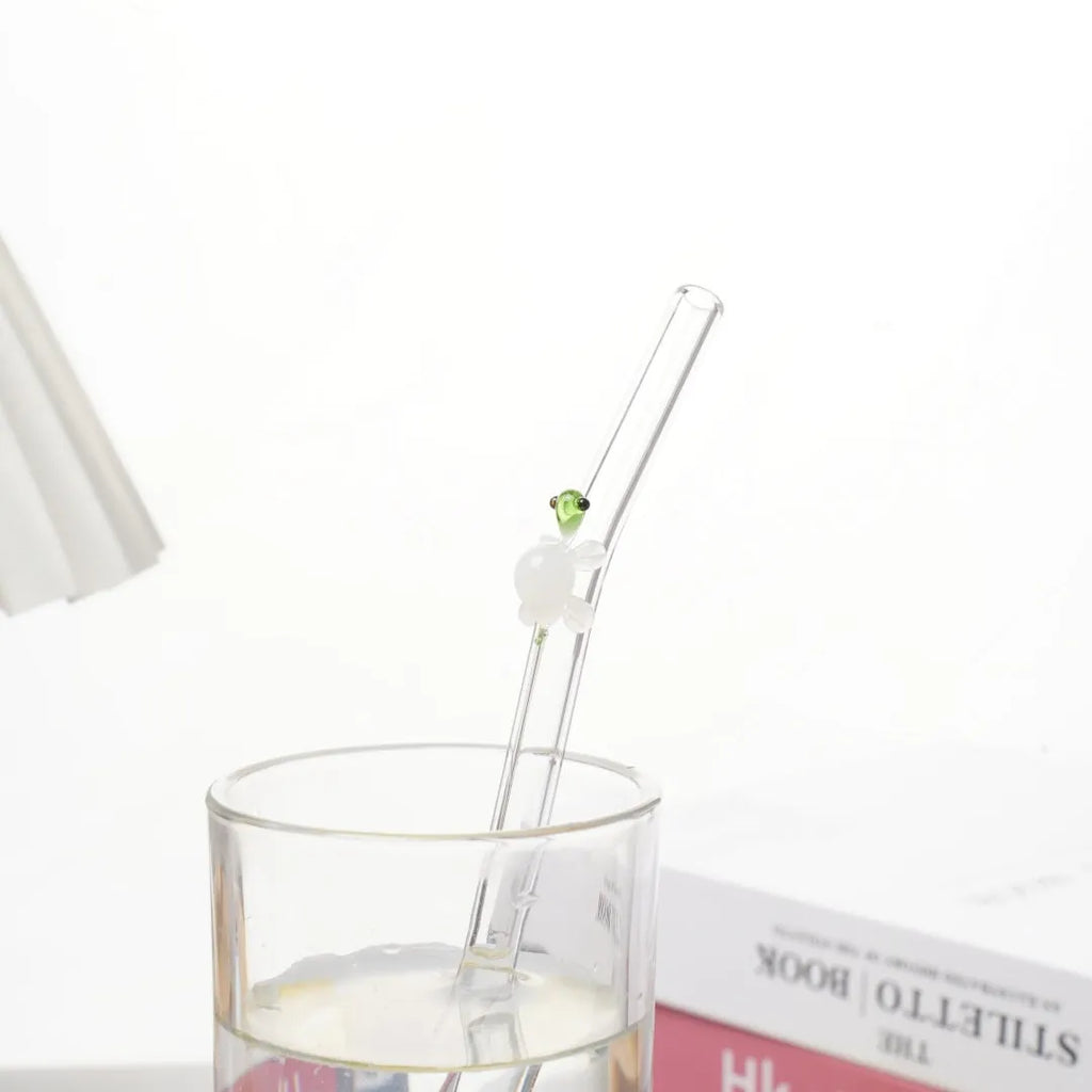 Turtle-shaped high borosilicate glass elbow straw for children in assorted colours