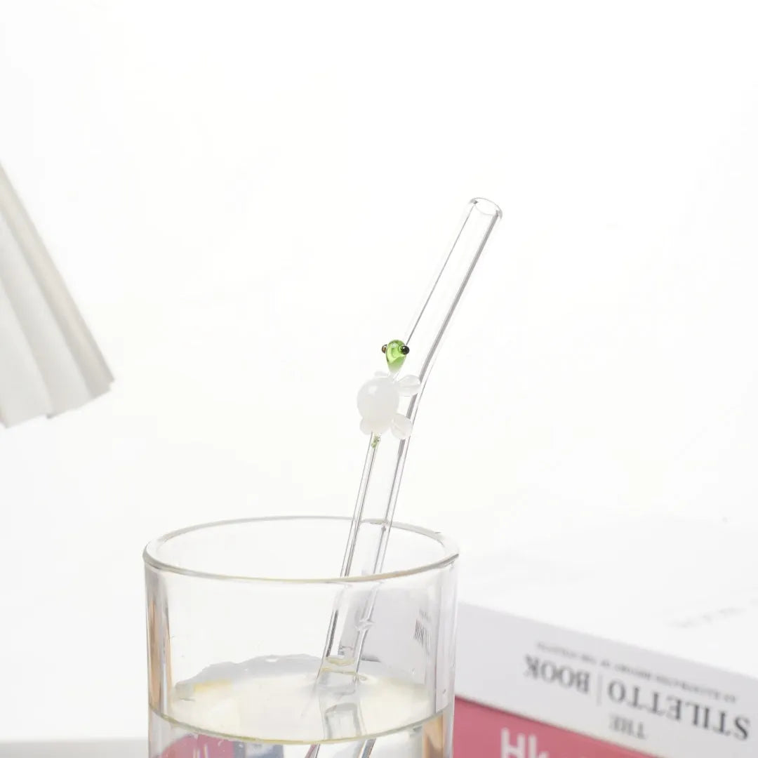 Turtle-shaped high borosilicate glass elbow straw for children in assorted colours