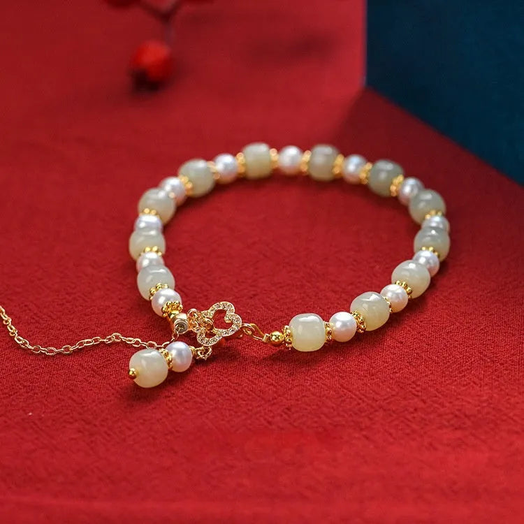 Women's bracelet with natural Hetian jade pearl pendant and gold-coloured alloy components