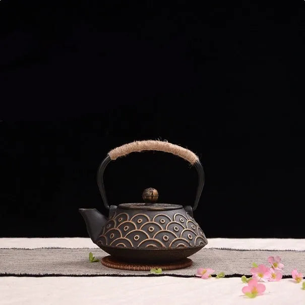 Cast iron teapot with Japanese patterns and 0.9 litre capacity