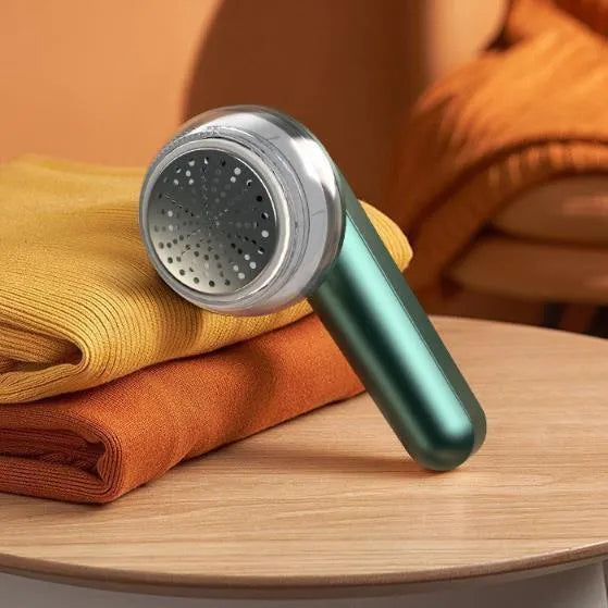 Pilling ball remover device in green or white, USB or battery powered, for sweaters and knitwear