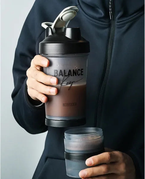500ml plastic shake cup with sealed leak-proof lid, portable fitness shaker in two style options