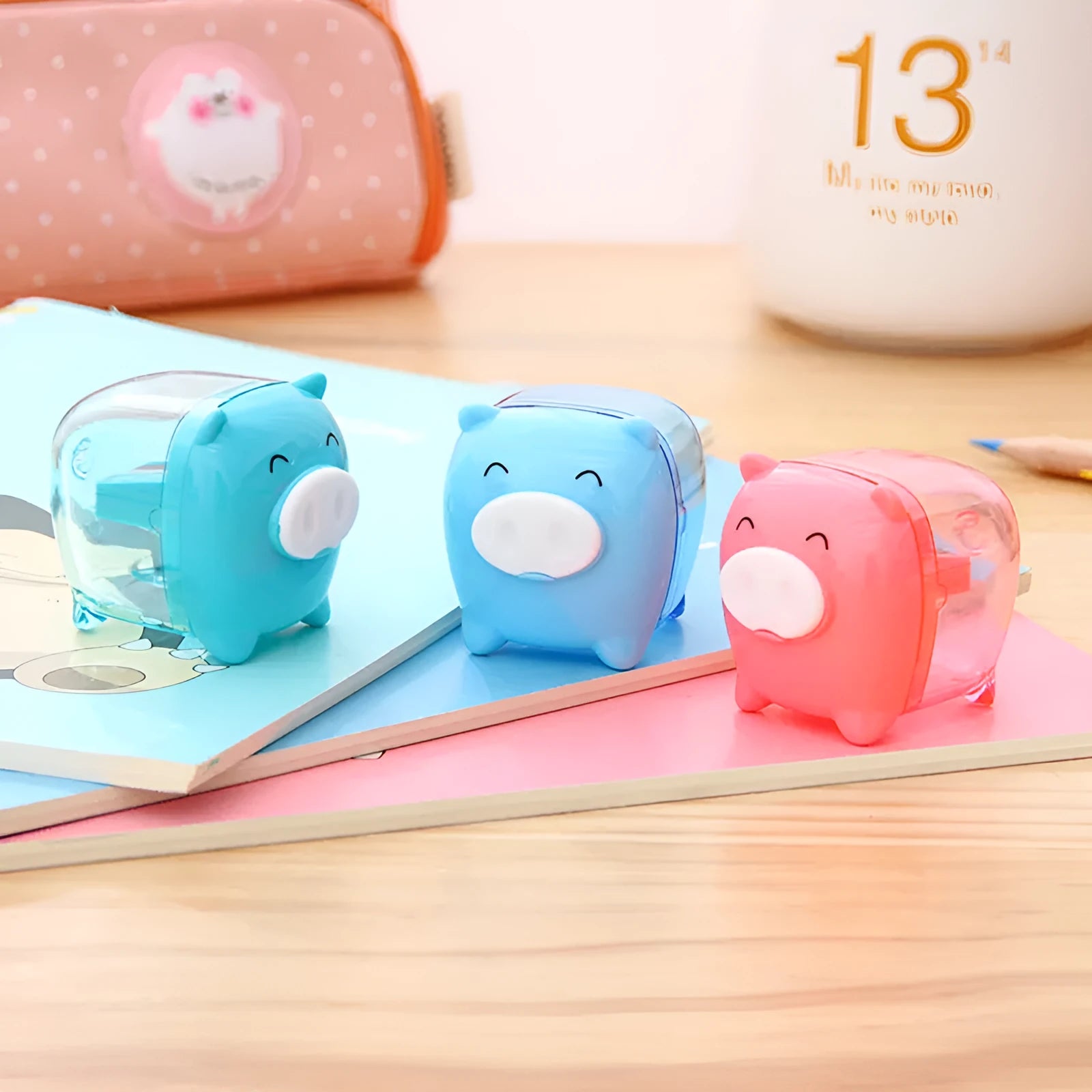 Deli 0557 plastic manual pencil sharpener animal shape mixed colour 48x38.2x41mm on white background